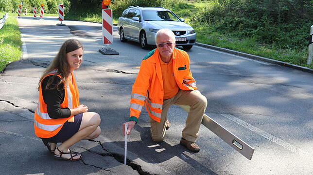 Maren Schäpers und ihr Projektleiter Wilfried Fechtig vom Regierungspräsidium Freiburg zeigen im vergangenen Spätsommer die Schäden, die ...