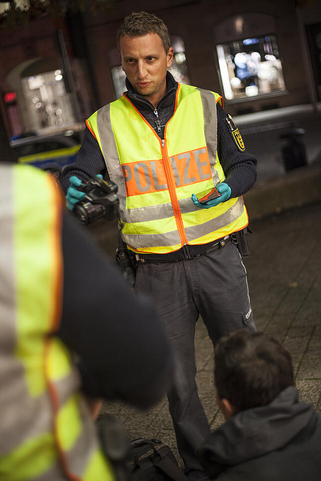 Mit der Kamera: Polizist Christian Hilpert, unterwegs auf Streife in Bad Säckingen, kontrolliert einen jungen Mann. Da dieser ein ...