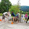 Nicht ganz einfach war die Aufgabe auf dem Schönenbacher Kirchplatz: Zuerst musste mit dem Eimer Wasser in den Feuerwehrschlauch gefüllt ...