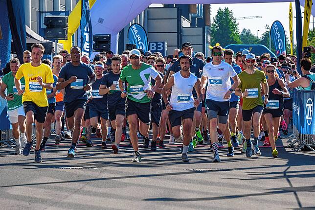 Bild 1: Bilder vom ZF Firmenlauf Start und Zieleinlauf Messegelände