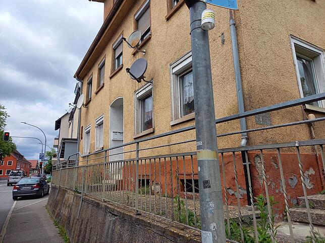 Aus dem Häuserensemble unterhalb des Rathauses wird dieses Gebäude als erstes der Abrissbirne zum Opfer fallen: An dieser Stelle, direkt ...