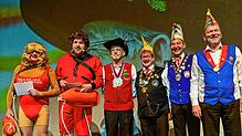 Peter Kirchner (Mitte), eingerahmt von den Zunfmeistern der Hexenzunft, Slobodan Vesovic (links) und Meik Gildner als Baywatch-Stars. ...