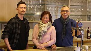 Die Familie Gillner (von links: Justin, Angela und Peter, es fehlt Sohn Kevin), hauchen dem Gasthaus Adler in Allmendshofen wieder neues ...