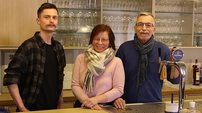 Die Familie Gillner (von links: Justin, Angela und Peter, es fehlt Sohn Kevin), hauchen dem Gasthaus Adler in Allmendshofen wieder neues ...