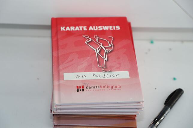 Von Gürtel zu Gürtel: Im Karate Ausweis wird der Fortschritt schriftlich festgehalten.