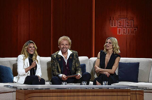 Thomas Gottschalk unterhält sich bei Jubiläumsshow „Wetten, dass..?“ mit Helene Fischer (links) und Michelle Hunziker.