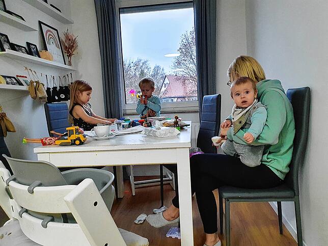 Am Küchentisch kneten Zeliha und ihr Bruder, das Baby hat Hunger.