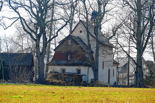 Idyllisch gelegen lugt die Loreto-Kapelle in westlicher Nachbarschaft zum Ziegeleschle hinter Bäumen hervor.