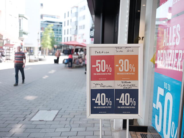 Rabatte auch bei Orsay: Im Schaufenster wird die Schließung der Filiale angekündigt.