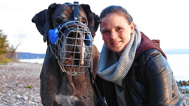 Hundetrainerin Jacqueline Schindler und ihr Hund Lipton.