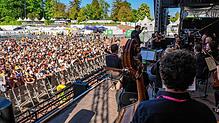 Hier treffen sich viele Vorstellungen von Kultur: Auf dem Campus-Festival spielt die Südwestdeutsche Philharmonie vor Tausenden jungen ...
