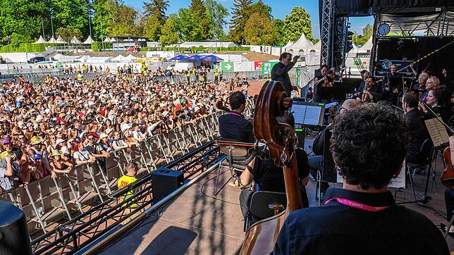 Hier treffen sich viele Vorstellungen von Kultur: Auf dem Campus-Festival spielt die Südwestdeutsche Philharmonie vor Tausenden jungen ...