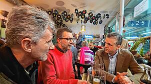 CDU-Kandidat Thorsten Frei (rechts) im Gespräch mit Bürgern im Donaueschinger Kulturbahnhof.