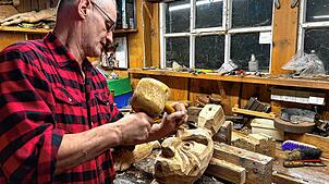 Michael Rombach schnitzt vor allem Masken für die Gütenbacher Narrengesellschaft. Im Winter ist das ein willkommenes Hobby. Bild: Louisa ...
