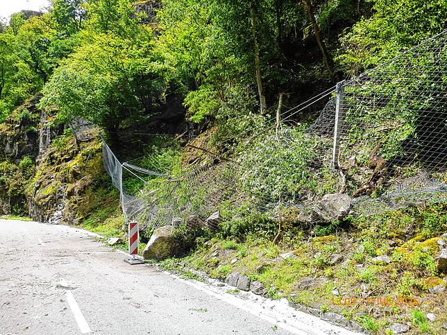 Der Schutzaun wurde beim Felssturz beschädigt.