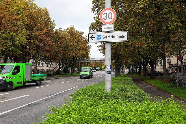 Vor wenigen Monaten wurden die Verkehrszeichen am Zähringerplatz gegen ganzjährige Tempo-30-Schilder ausgetauscht.