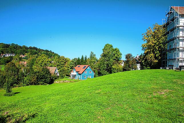 Nach dem Abriss wurde aus dem Hotel-Areal eine Wiese mit drei Bänken am oberen Rand, von denen man einen wunderbaren Ausblick ins Tal ...