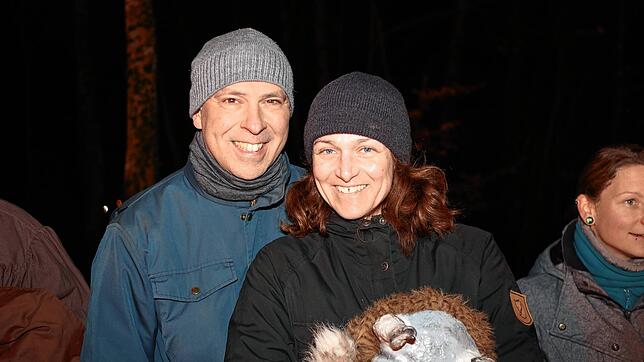 Bild 28: Konstanzer Fasnacht: Im Uniwald tanzen Narren und Mäschgerle am Feuer