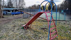 Langweilig präsentiert sich der derzeitige Spielplatz zwischen Bolzplatz und Minigolfplatz in Häusern. Dort will die Gemeinde Häusern ...