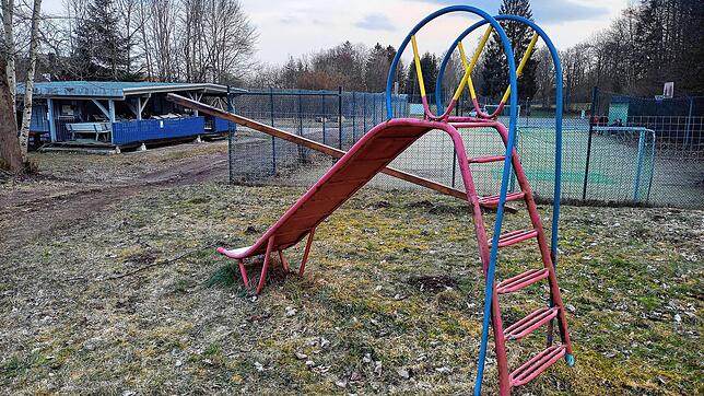 Langweilig präsentiert sich der derzeitige Spielplatz zwischen Bolzplatz und Minigolfplatz in Häusern. Dort will die Gemeinde Häusern ...