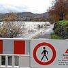 Die Warnung für Fußgänger in Bad Säckingen ist eindeutig: Wer den Rheinuferweg betritt, begibt sich in Lebensgefahr.