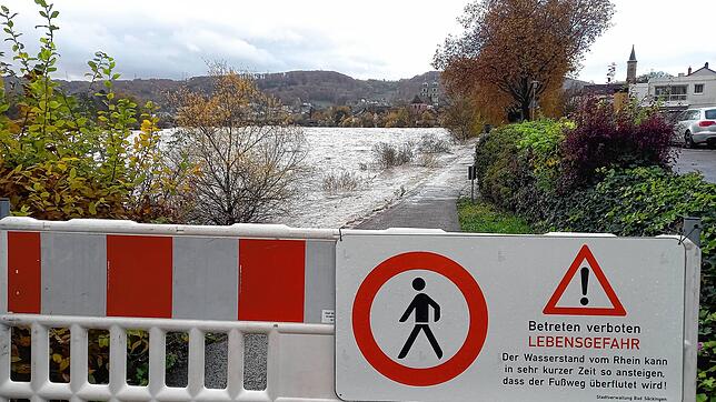Die Warnung für Fußgänger in Bad Säckingen ist eindeutig: Wer den Rheinuferweg betritt, begibt sich in Lebensgefahr.