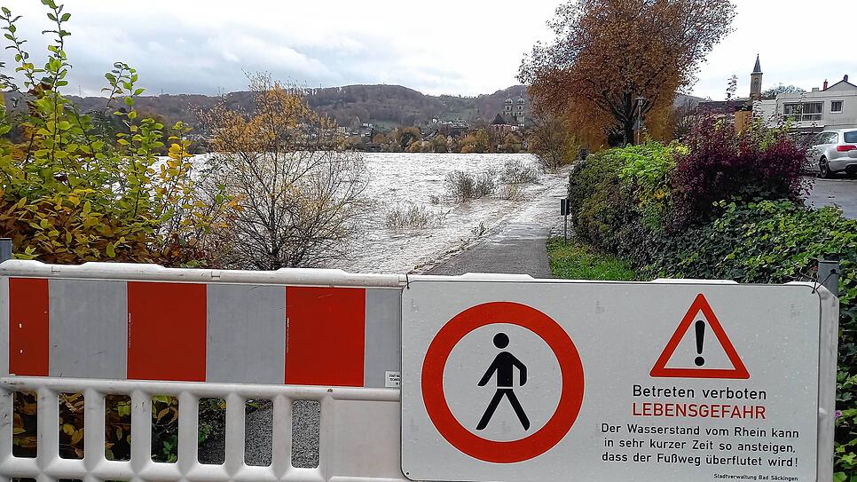 Die Warnung für Fußgänger in Bad Säckingen ist eindeutig: Wer den Rheinuferweg betritt, begibt sich in Lebensgefahr.