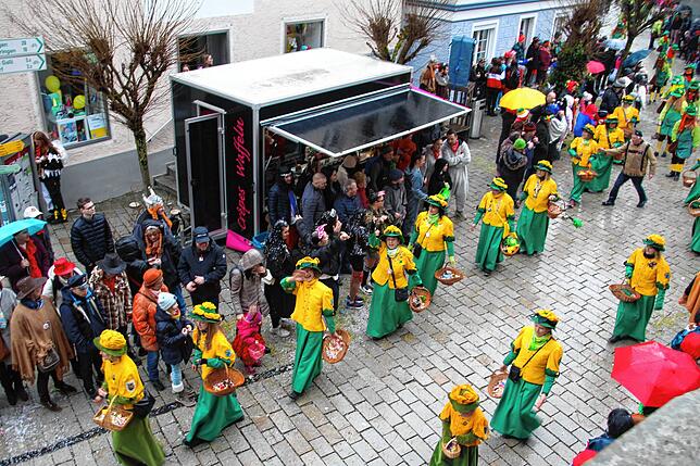 Umzug am Fasnetsmändig in Meßkirch: Die Bachrosen aus Bietingen.