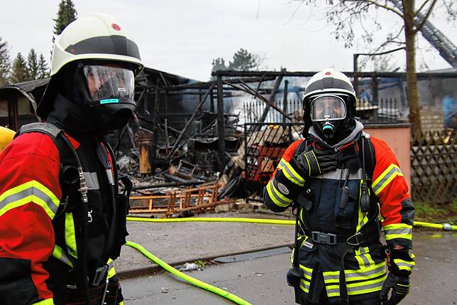 Bild 4: Rauchwolke über dem Hohentwiel: Feuerwehr bekämpft einen Werkstatt-Brand