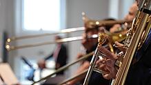 Blechbläser, Streicher, Pauken und Fagott treffen am Campus-Festival auf die Musik von Taylor Swift.