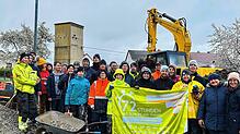 Eine starke Truppe startet das Projekt – und schafft es trotz schlechten Wetters am Ende sogar vor der Zeit. Bilder: Kim Janke/KLJB, ...