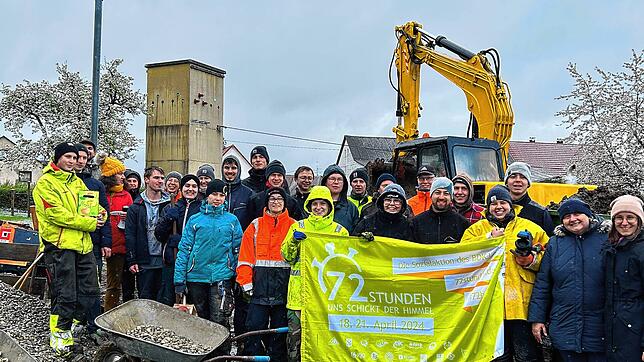 Eine starke Truppe startet das Projekt – und schafft es trotz schlechten Wetters am Ende sogar vor der Zeit. Bilder: Kim Janke/KLJB, ...