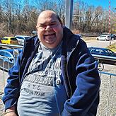 Mäx Kessler auf der Terrasse von Enis Sportreff. Trotz aller Rückschläge und Einschränkungen versucht er, positiv und zuversichtlich zu ...