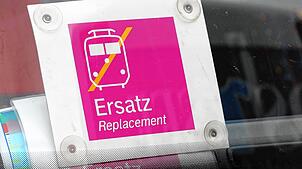 Das Bild zeigt ein Schild für einen Bus, der im Schienenersatzverkehr eingesetzt wird. (Symbolbild)