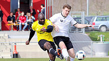Mit einem 5:1-Sieg vor 110 Zuschauern konnte sich der SV Deggenhausertal (rechts Thilo Herbert) gegen den TSV Konstanz (links Pascal ...
