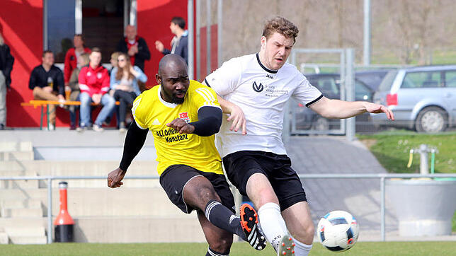 Mit einem 5:1-Sieg vor 110 Zuschauern konnte sich der SV Deggenhausertal (rechts Thilo Herbert) gegen den TSV Konstanz (links Pascal ...