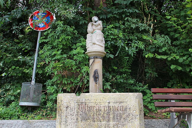 Nicht zentral, sondern etwas weiter weg steht der Osterbrunnen "Am Brünnle".