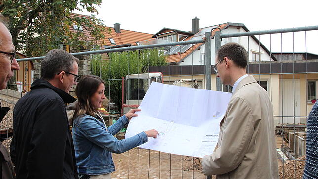Architektin Franziska Hummel erklärt Landrat Hinterseh (links) und Bürgermeister Bächle die genauen Umbaupläne. In zwei bisherigen ...