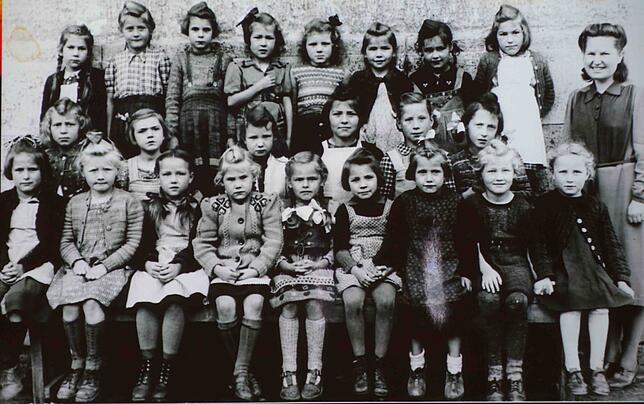 Gruppenbild mit Lehrerin: Eine Mädchenklasse 1948.