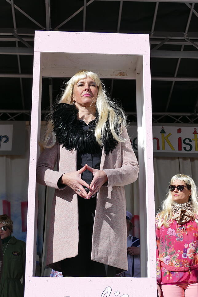 Mit Raute: So sieht die Bürgermeister-Barbie der Gruppe &bdquo;und Co.&ldquo; aus.