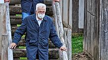 Winfried Kretschmann beim Rundgang über das Museums- und Forschungsgelände.