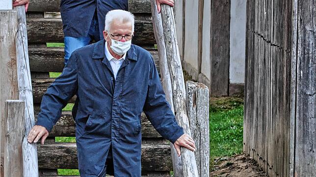 Winfried Kretschmann beim Rundgang über das Museums- und Forschungsgelände.