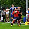 Hautnah bewacht: Stjepan Kovacevic (Mitte) muss sich in der Bezirksliga harter Manndeckung erwehren, so wie hier durch Felix Kohler von ...