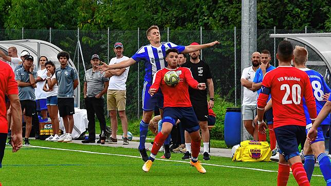 Hautnah bewacht: Stjepan Kovacevic (Mitte) muss sich in der Bezirksliga harter Manndeckung erwehren, so wie hier durch Felix Kohler von ...