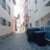 Gegenüber vom Innenstadt-WC in Villingen vor dem Münsterplatz: Wenig einladend dominieren die Plastikbehälter das Bild.