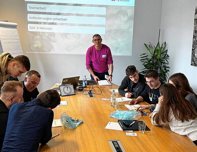 Stephan Strittmatter (mitte) von Sybit leitet die Arbeitsgruppen des Bachelorstudienganges Digital Business.
