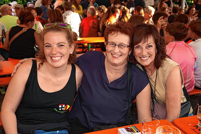 Bild 13: Feiern am Freitag in Dettingen – Hier gibt‘s die besten Bilder vom Dorffest
