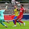 Yannick Schädler (Mitte) trifft zum 1:0-Siegtreffer für den FC Singen gegen den FC Königsfeld (Torhüter Lavdrim Amiti und Lorenz ...