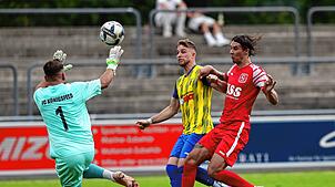 Yannick Schädler (Mitte) trifft zum 1:0-Siegtreffer für den FC Singen gegen den FC Königsfeld (Torhüter Lavdrim Amiti und Lorenz ...