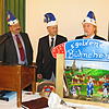 Wolfgang Knaak (Mitte) scheidet aus dem Narrenrat aus. Zum Abschied erhielt er eine Miniatur-Bühne – ein handgefertigtes Unikat – und ...